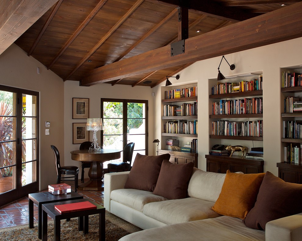 Стильный дизайн: гостиная комната в средиземноморском стиле с с книжными шкафами и полками - последний тренд