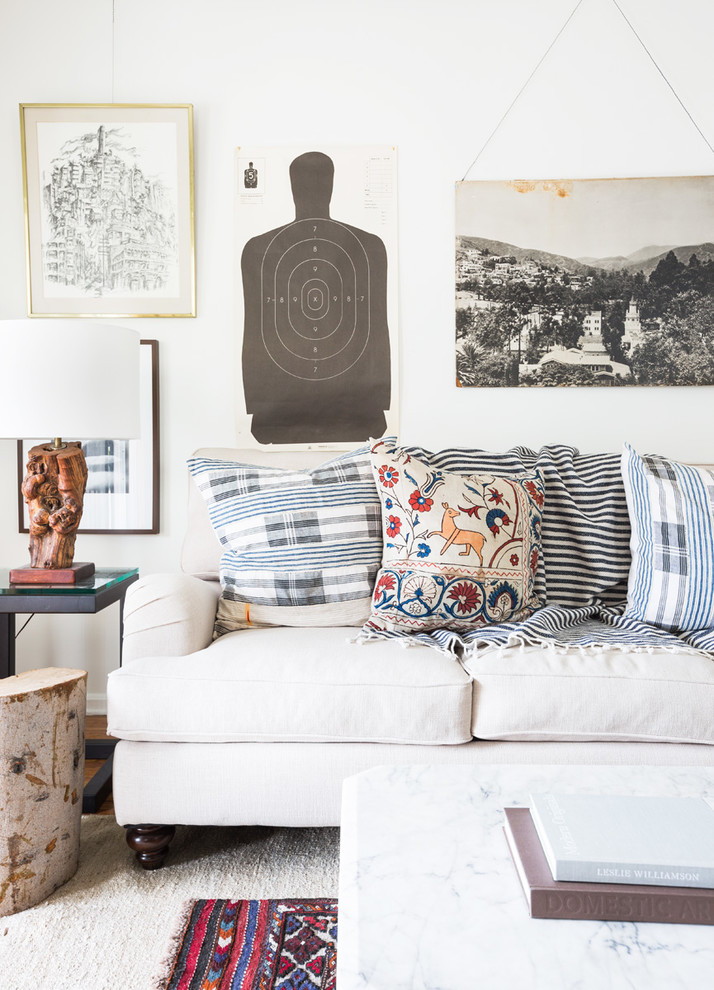 Foto di un piccolo soggiorno bohémian aperto con pareti bianche, pavimento in legno massello medio e nessuna TV