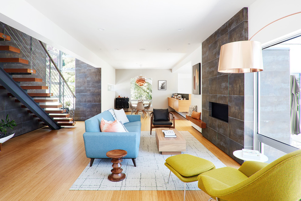 Offenes Modernes Wohnzimmer mit weißer Wandfarbe, braunem Holzboden, Kamin und braunem Boden in San Francisco