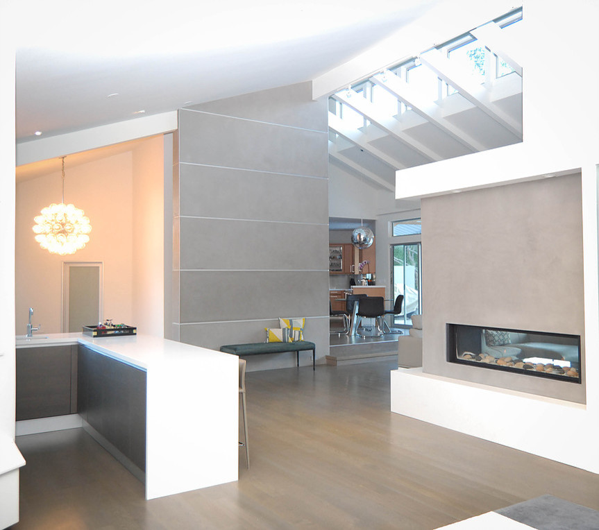 Пример оригинального дизайна: открытая гостиная комната среднего размера в стиле модернизм с светлым паркетным полом, белыми стенами, горизонтальным камином и фасадом камина из штукатурки