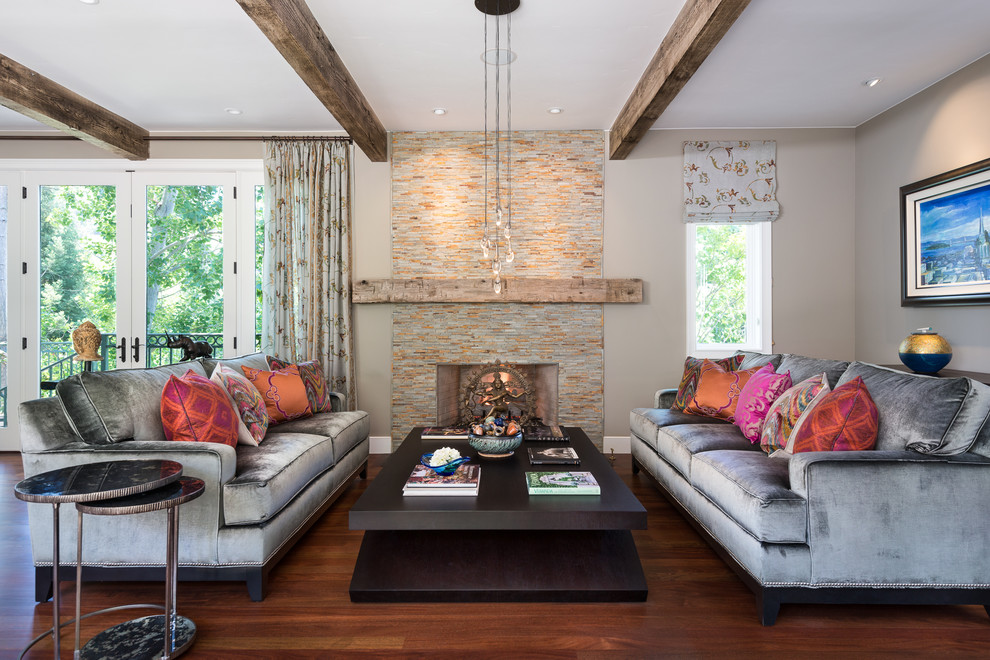 Foto de salón para visitas abierto clásico renovado con paredes grises, suelo de madera en tonos medios y todas las chimeneas