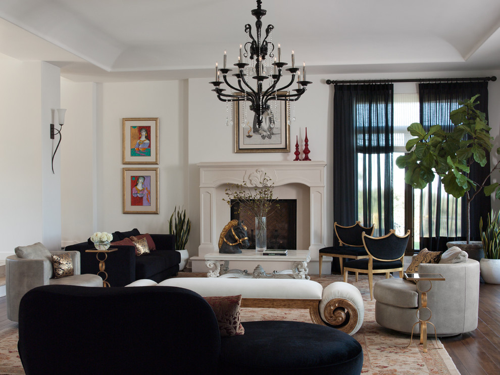 Стильный дизайн: огромная гостиная комната в современном стиле с стандартным камином - последний тренд