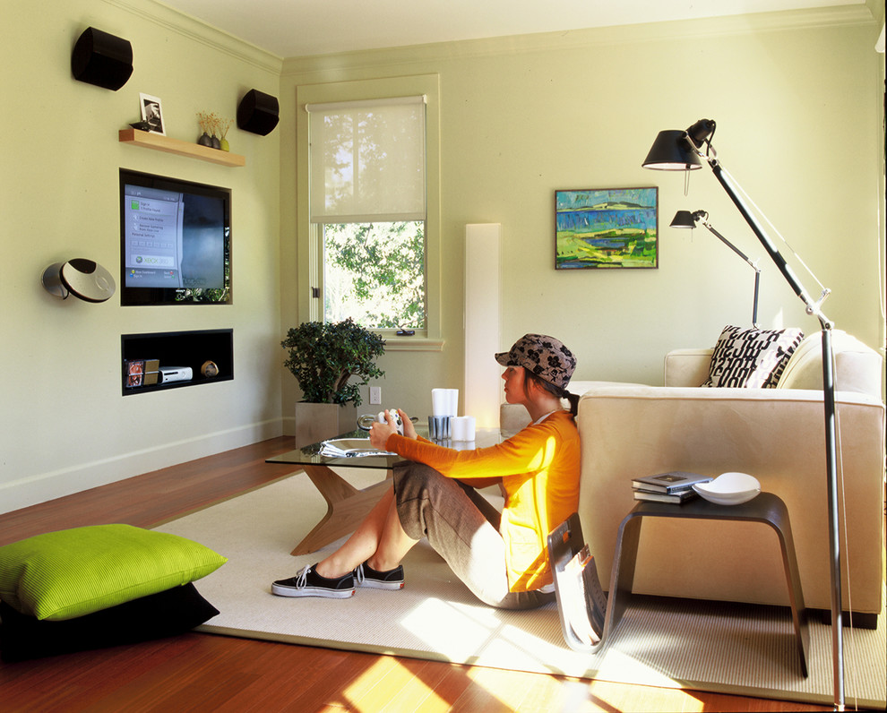 Стильный дизайн: гостиная комната среднего размера в стиле неоклассика (современная классика) с зелеными стенами и телевизором на стене - последний тренд