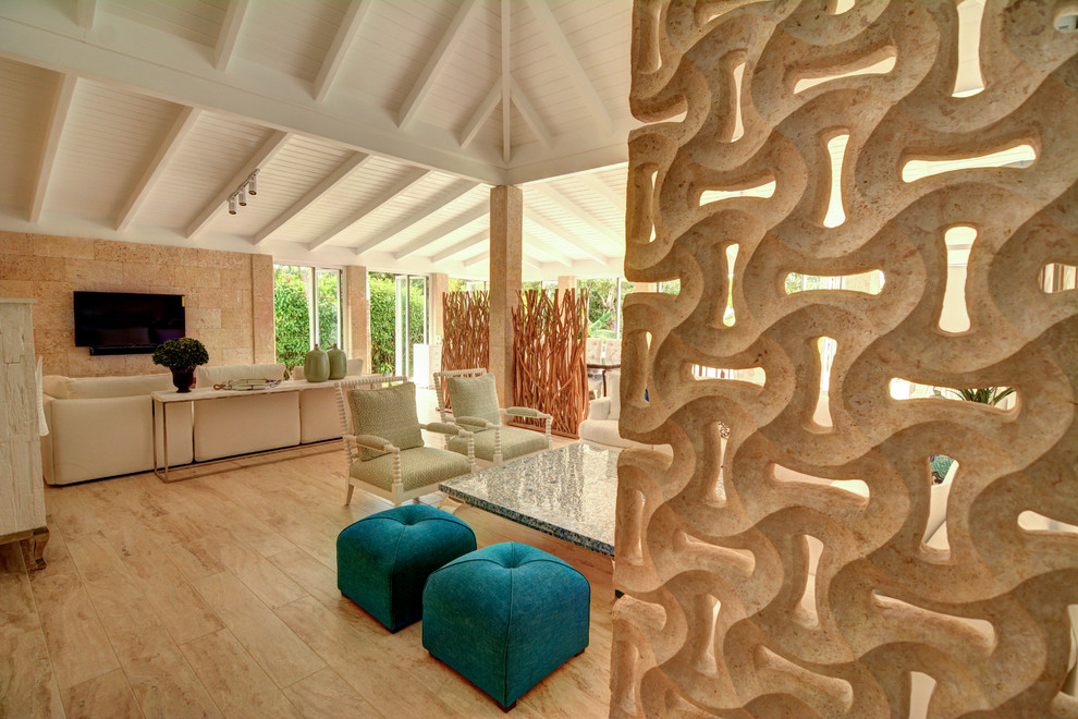 Стильный дизайн: открытая гостиная комната среднего размера в морском стиле с полом из травертина и телевизором на стене - последний тренд