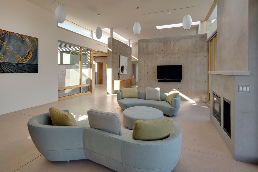 Mittelgroßes, Offenes Modernes Wohnzimmer mit grauer Wandfarbe, Betonboden, Kamin und TV-Wand in Albuquerque