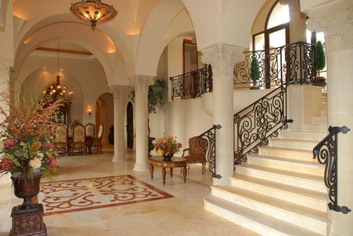 Exemple d'un très grand salon méditerranéen ouvert avec une salle de réception et un mur beige.
