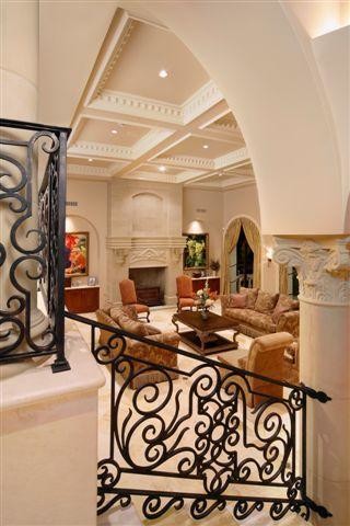 Esempio di un ampio soggiorno mediterraneo aperto con sala formale e pareti beige