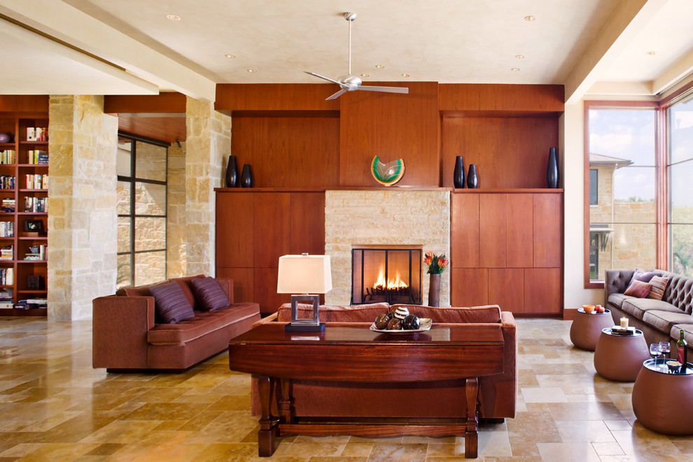 Exemple d'un salon tendance ouvert avec une salle de réception, un mur beige et une cheminée standard.