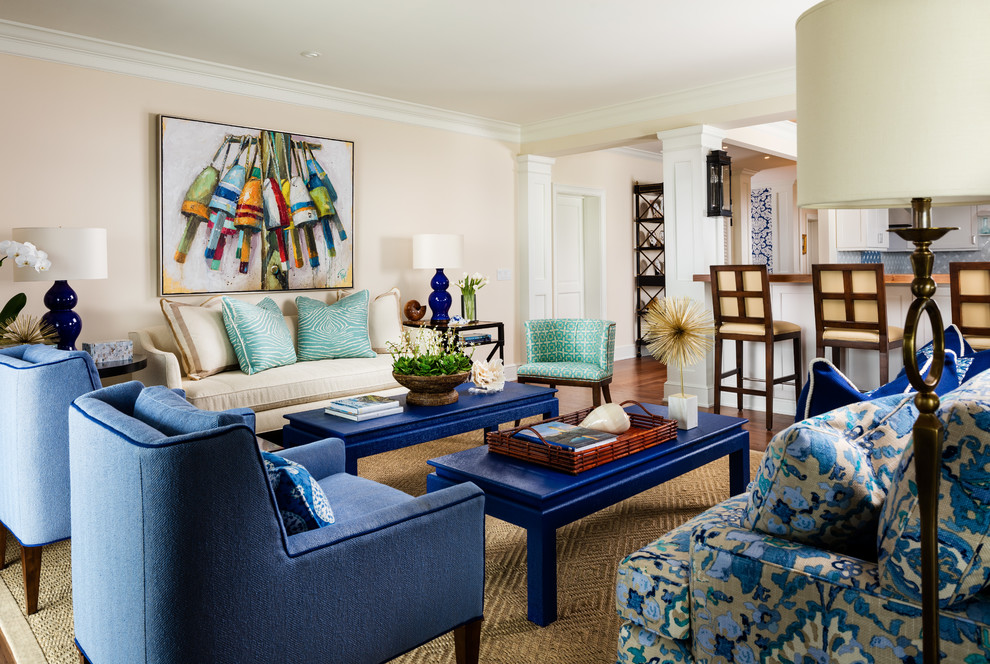 Mittelgroßes, Fernseherloses, Offenes Maritimes Wohnzimmer mit weißer Wandfarbe, braunem Holzboden und braunem Boden in Miami