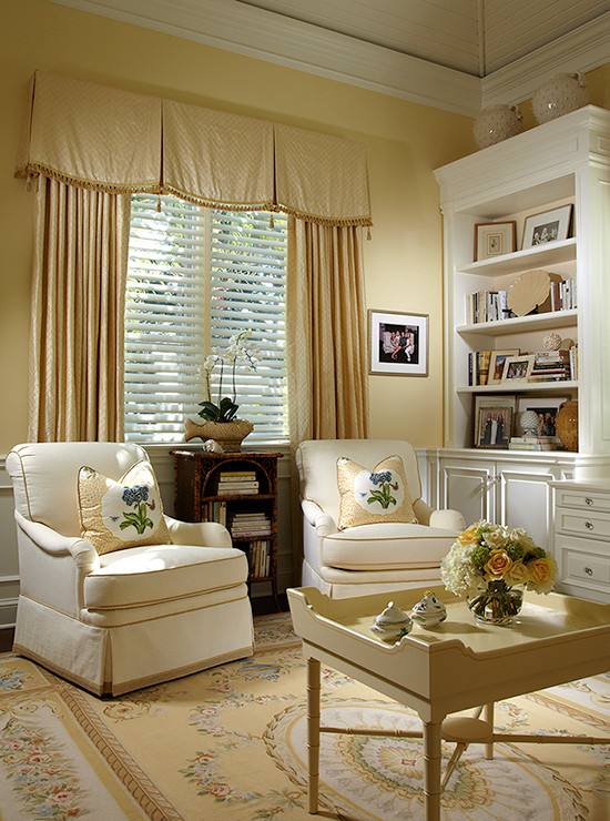 На фото: изолированная гостиная комната среднего размера в классическом стиле с с книжными шкафами и полками, желтыми стенами и ковровым покрытием с