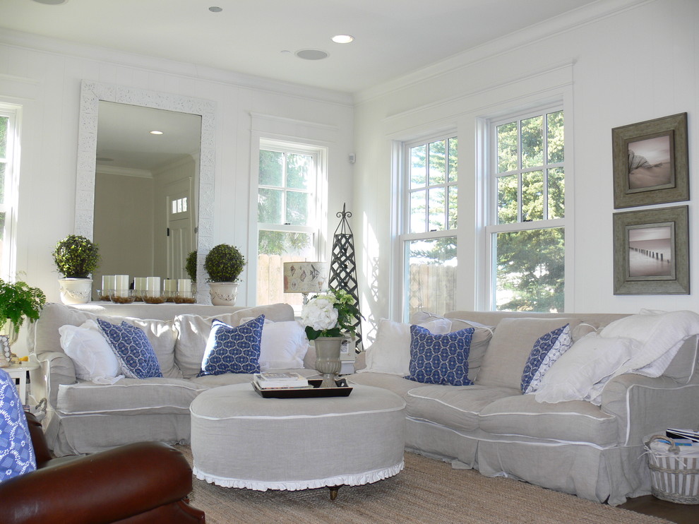 Пример оригинального дизайна: гостиная комната в стиле шебби-шик с белыми стенами