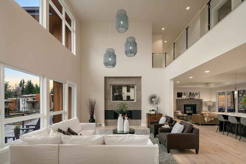 Idee per un soggiorno design aperto con pareti bianche, parquet chiaro e pavimento beige