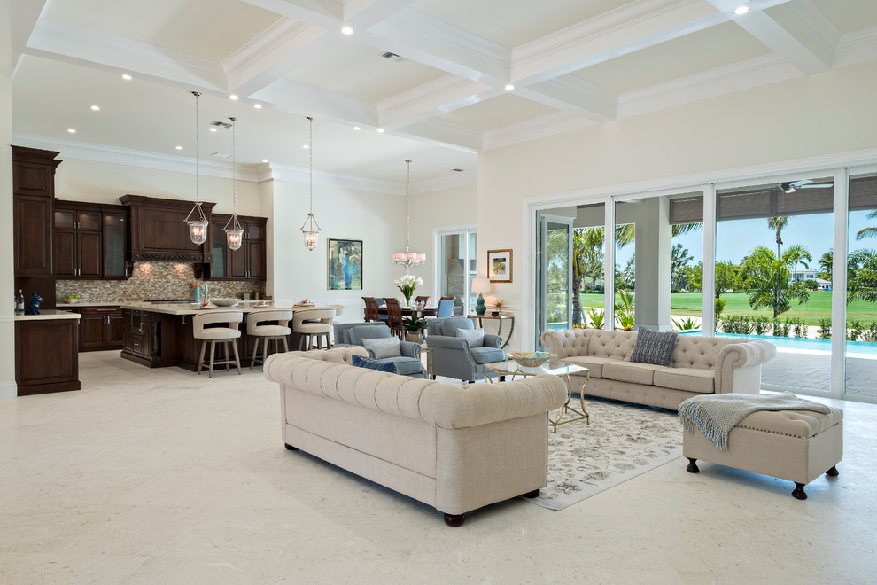 Esempio di un grande soggiorno classico aperto con pareti beige e pavimento in gres porcellanato