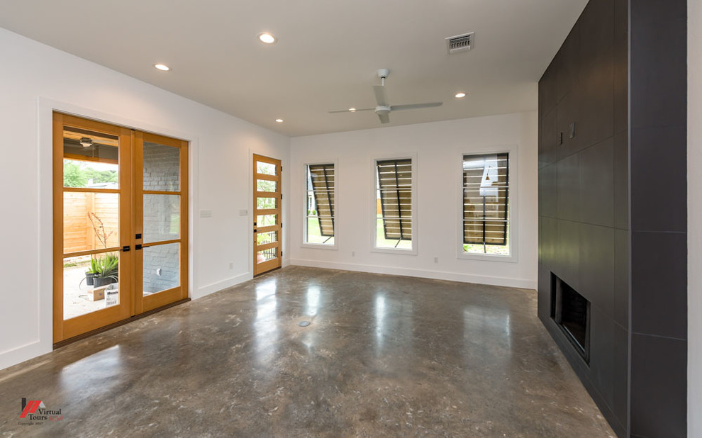 Exempel på ett mellanstort retro allrum med öppen planlösning, med vita väggar, betonggolv, en standard öppen spis och brunt golv