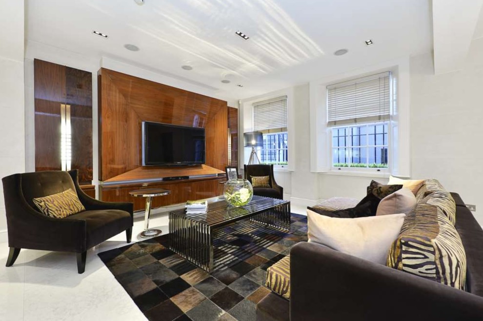 Imagen de salón cerrado actual de tamaño medio con paredes grises, televisor colgado en la pared y suelo blanco