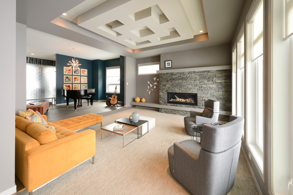 Источник вдохновения для домашнего уюта: большая открытая гостиная комната в современном стиле с серыми стенами, ковровым покрытием, горизонтальным камином и фасадом камина из камня
