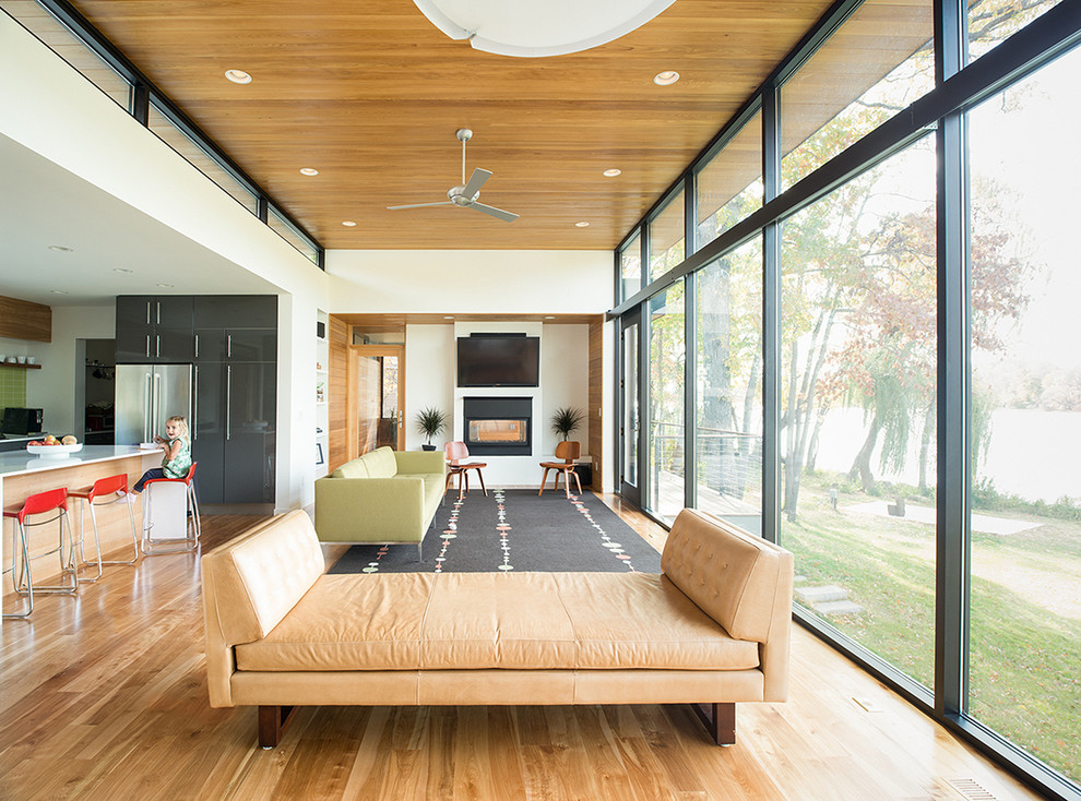 Aménagement d'un salon contemporain ouvert avec un sol en bois brun.