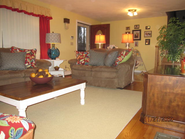 Example of an eclectic living room design in Bridgeport