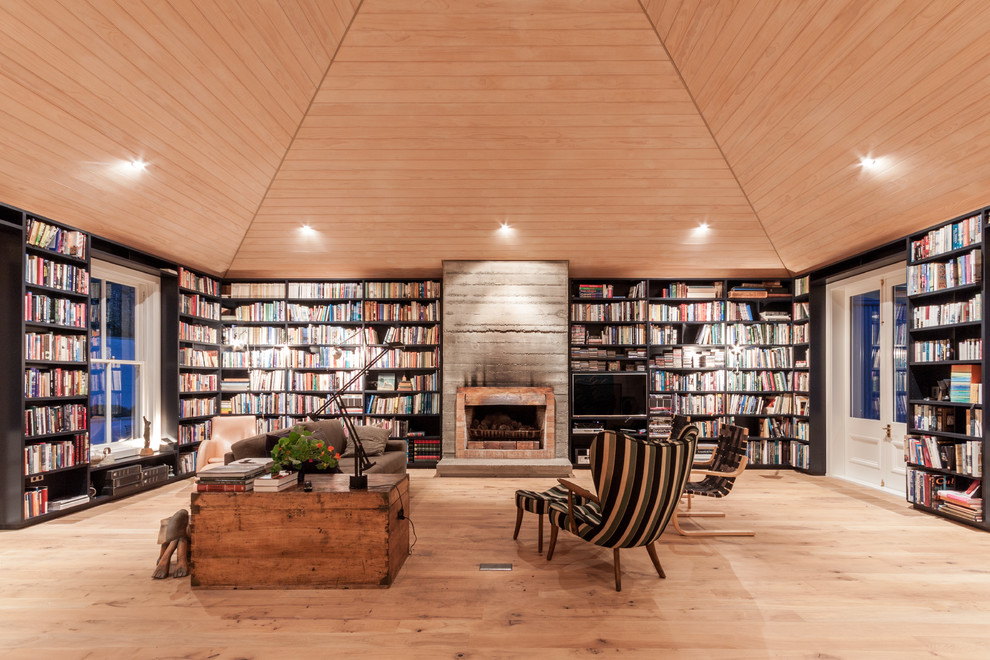 Idee per un soggiorno contemporaneo con libreria, parquet chiaro, camino classico, cornice del camino in mattoni e parete attrezzata
