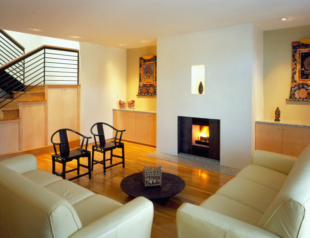 Esempio di un soggiorno minimalista con pareti bianche e pavimento in legno massello medio