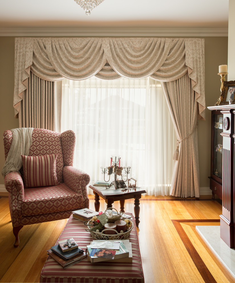 Mittelgroßes, Repräsentatives, Fernseherloses, Abgetrenntes Klassisches Wohnzimmer mit beiger Wandfarbe und hellem Holzboden in Melbourne