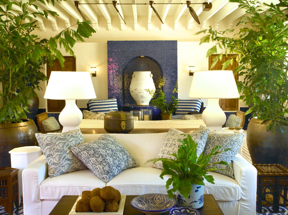 Источник вдохновения для домашнего уюта: парадная, изолированная гостиная комната среднего размера:: освещение в средиземноморском стиле с белыми стенами без камина, телевизора