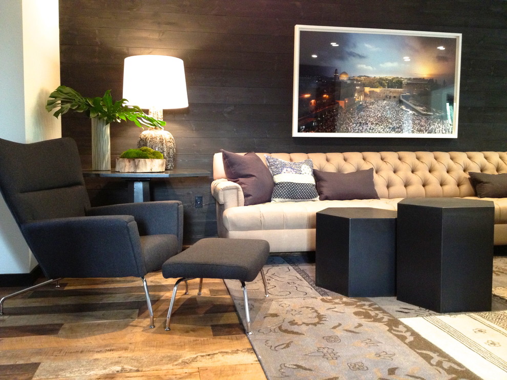 Modelo de salón para visitas contemporáneo de tamaño medio sin chimenea y televisor con paredes negras y suelo de madera en tonos medios
