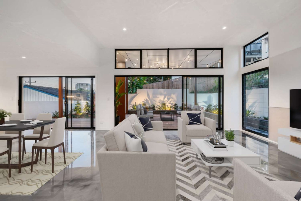Großes, Offenes Modernes Wohnzimmer mit weißer Wandfarbe, Betonboden, grauem Boden und gewölbter Decke in Gold Coast - Tweed