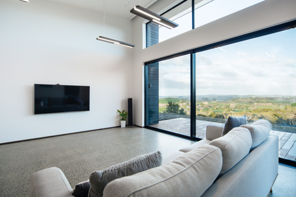 Imagen de salón abierto y abovedado minimalista de tamaño medio con paredes blancas, suelo de cemento y suelo gris