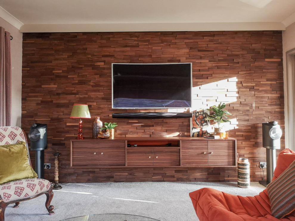 Immagine di un soggiorno minimalista di medie dimensioni e chiuso con pareti beige, moquette, stufa a legna, TV a parete e pavimento beige