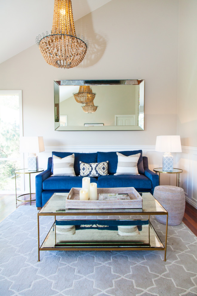Esempio di un soggiorno stile marino di medie dimensioni con sala formale, pareti beige, pavimento in legno massello medio e pavimento marrone