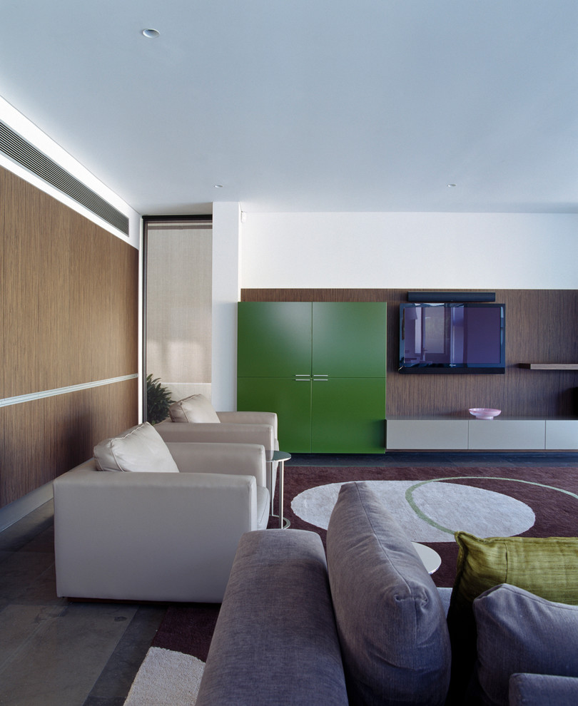 Idee per un soggiorno minimalista con pareti bianche e TV a parete