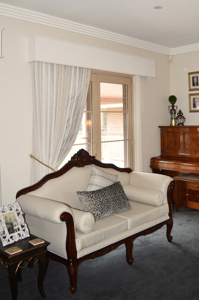 Abgetrenntes, Geräumiges, Repräsentatives Klassisches Wohnzimmer mit beiger Wandfarbe, Teppichboden und grauem Boden in Sydney