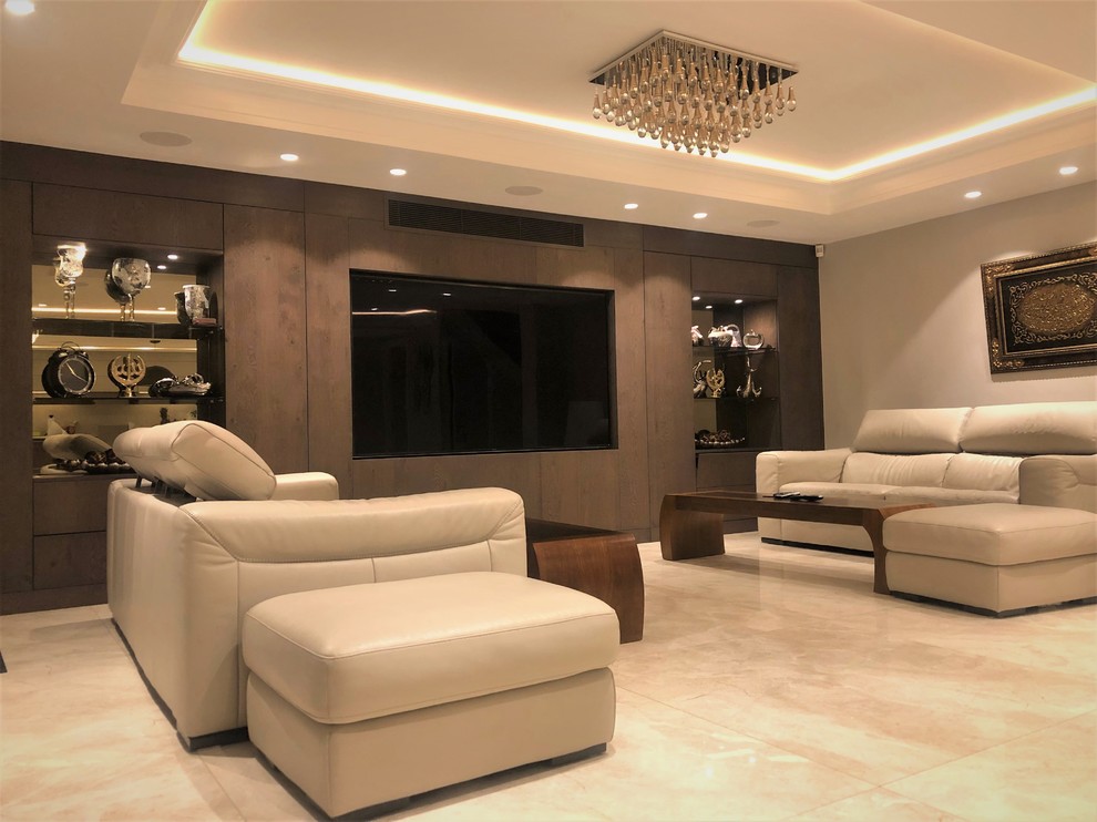 Diseño de salón para visitas cerrado contemporáneo grande con paredes marrones, suelo de mármol, pared multimedia y suelo beige
