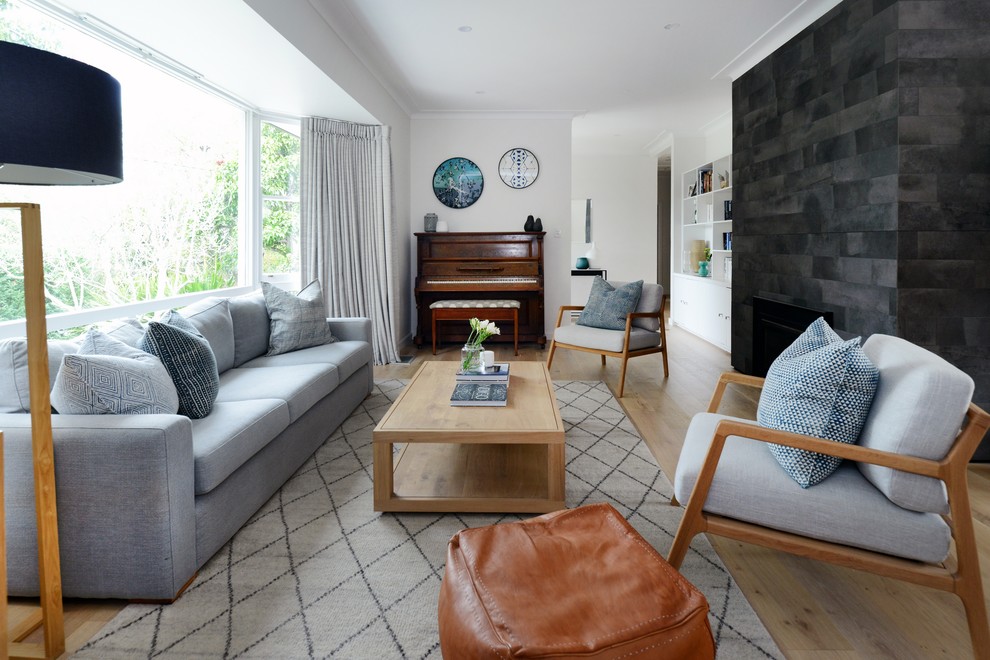 Klassisches Wohnzimmer mit weißer Wandfarbe, braunem Holzboden, Kamin und braunem Boden in Sydney