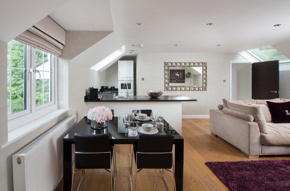 Kleines, Repräsentatives, Offenes Modernes Wohnzimmer mit grauer Wandfarbe, hellem Holzboden, freistehendem TV und gelbem Boden in Surrey