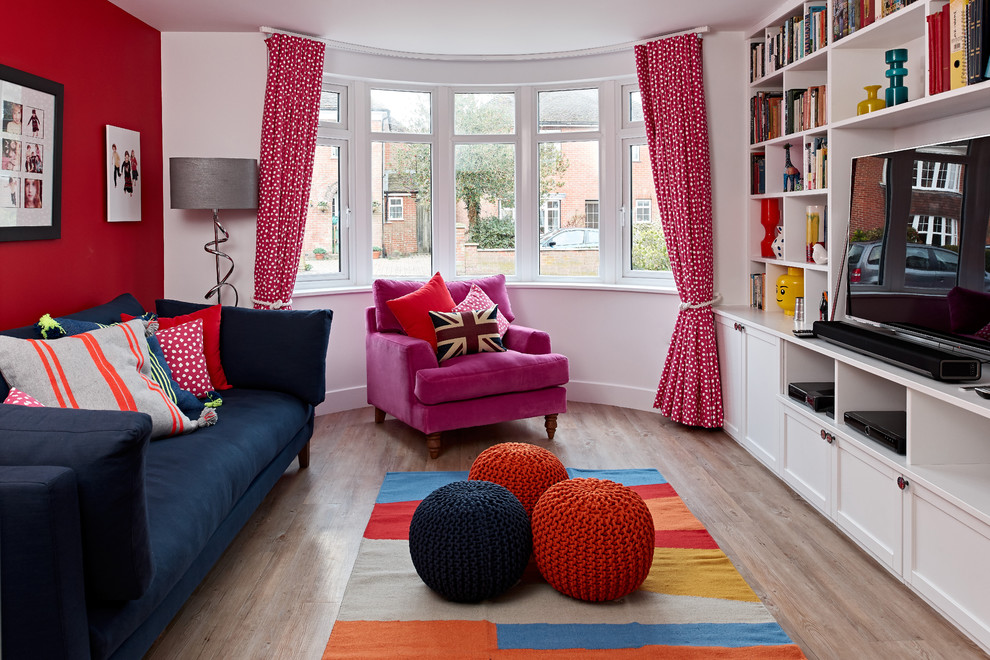 Großes, Abgetrenntes Modernes Wohnzimmer mit roter Wandfarbe, Vinylboden, freistehendem TV und braunem Boden in Berkshire