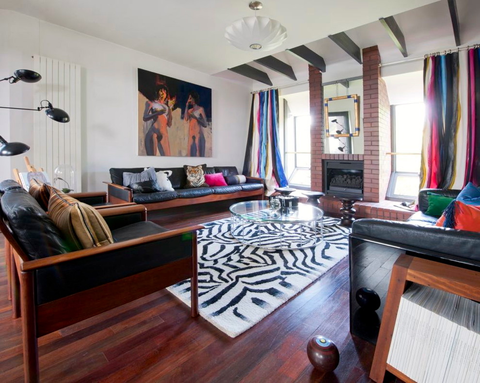 Immagine di un soggiorno moderno con cornice del camino in mattoni e con abbinamento di mobili antichi e moderni
