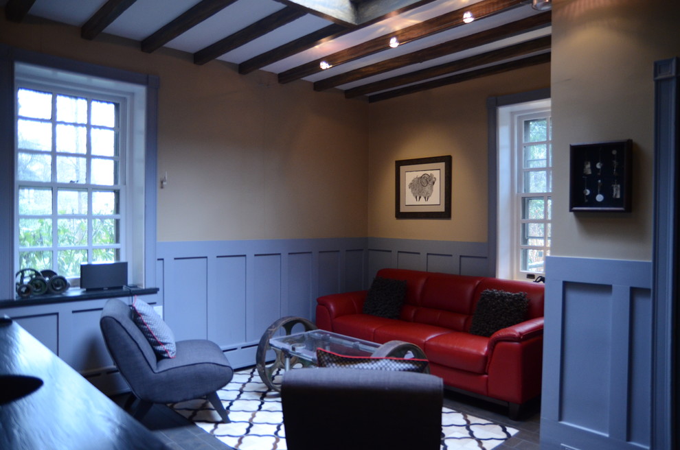 Imagen de salón para visitas cerrado actual de tamaño medio sin chimenea y televisor con paredes multicolor y suelo de pizarra