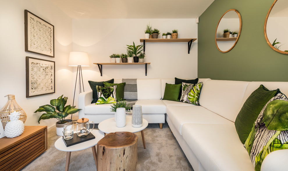 Идея дизайна: гостиная комната в стиле неоклассика (современная классика) с зелеными стенами, ковровым покрытием и бежевым полом