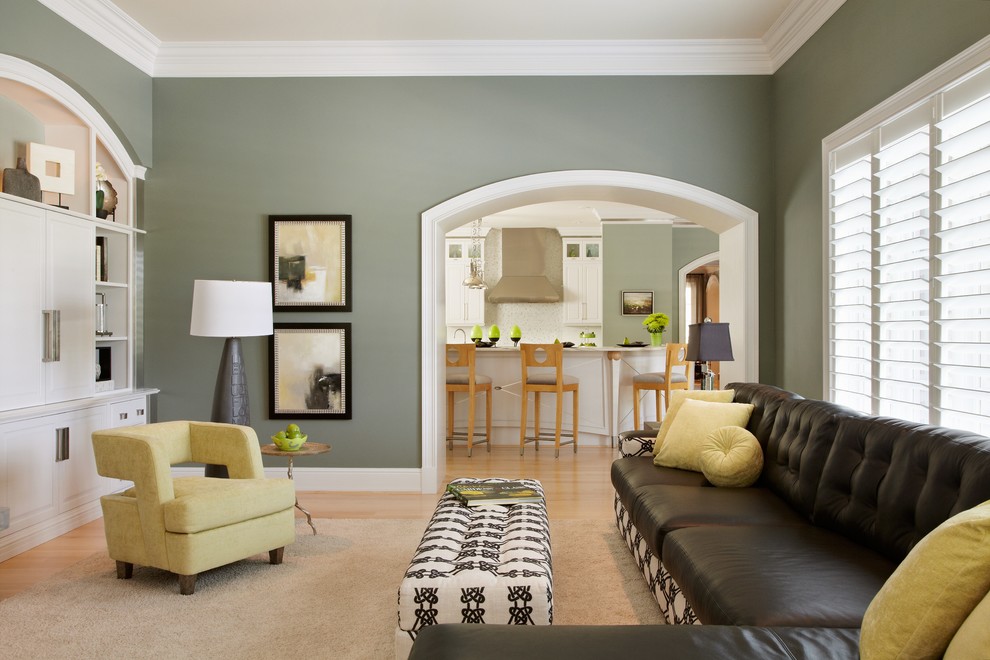 セントルイスにあるコンテンポラリースタイルのおしゃれな独立型リビング (緑の壁、淡色無垢フローリング、内蔵型テレビ、黒いソファ) の写真