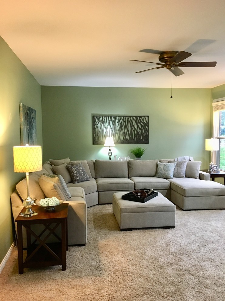Großes, Repräsentatives, Fernseherloses, Abgetrenntes Klassisches Wohnzimmer mit grüner Wandfarbe, Teppichboden und beigem Boden in Cincinnati