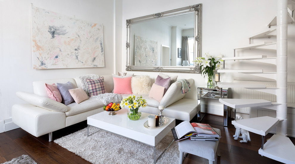 Eklektisches Wohnzimmer mit weißer Wandfarbe, dunklem Holzboden und braunem Boden in London