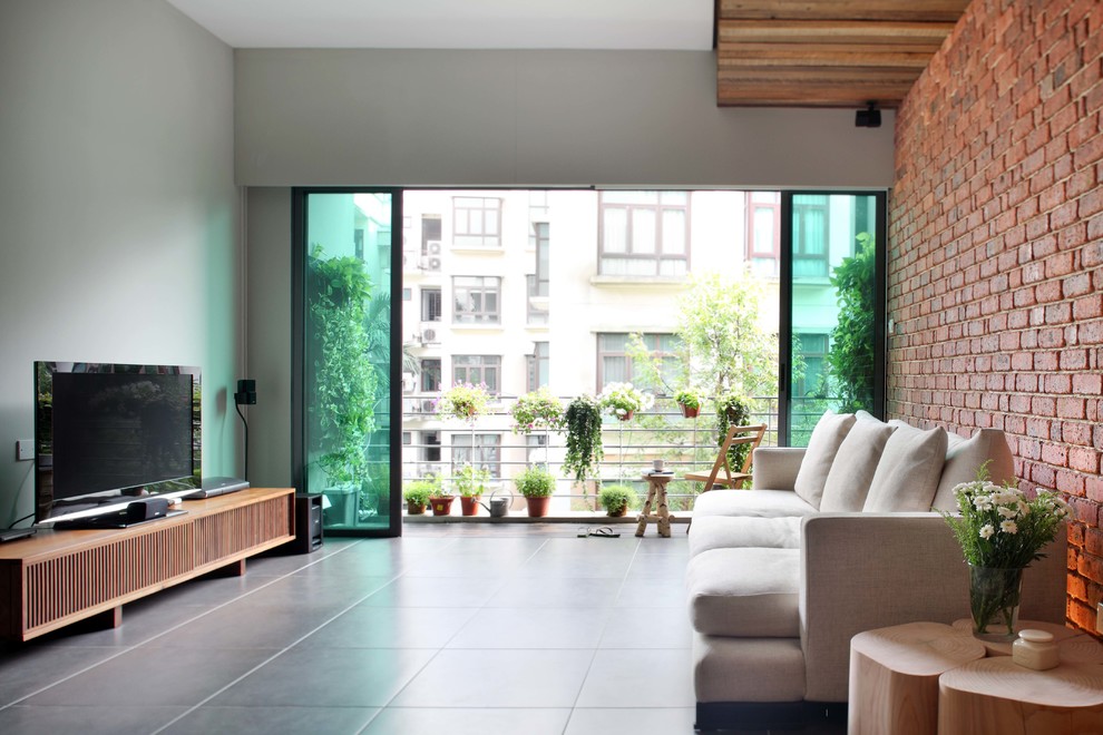 Источник вдохновения для домашнего уюта: гостиная комната в современном стиле с серыми стенами, отдельно стоящим телевизором и серым полом