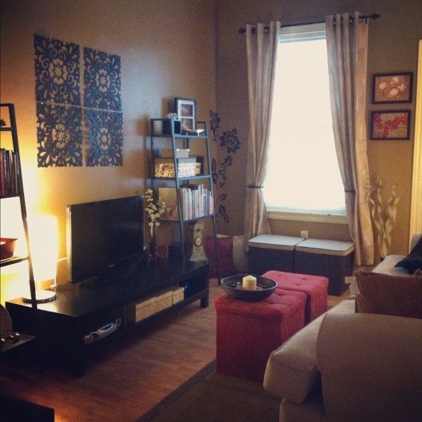 Low budget doesn`t mean low style! - Modern - Living Room - Toronto