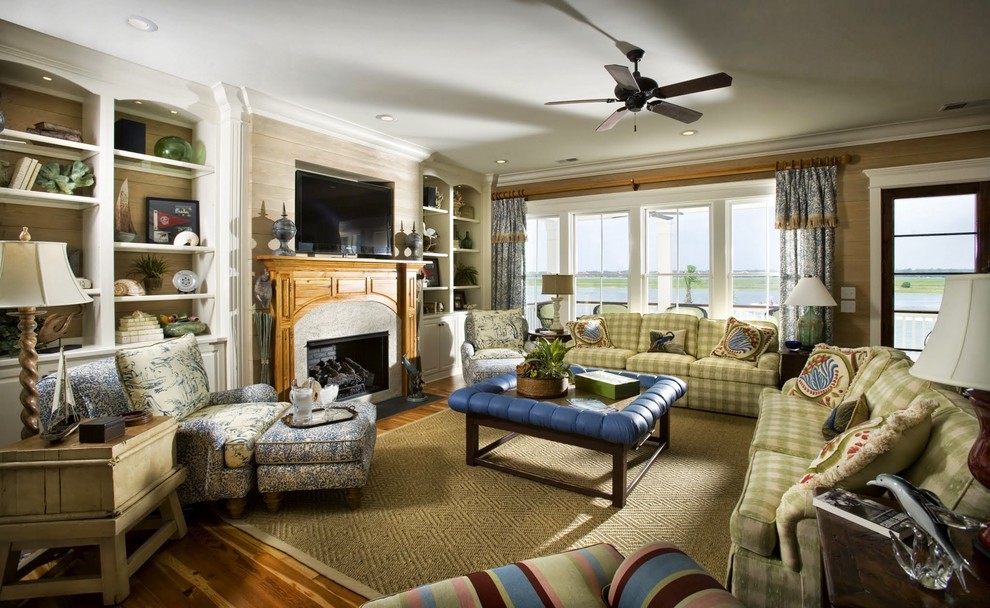 Стильный дизайн: парадная гостиная комната в морском стиле с стандартным камином - последний тренд