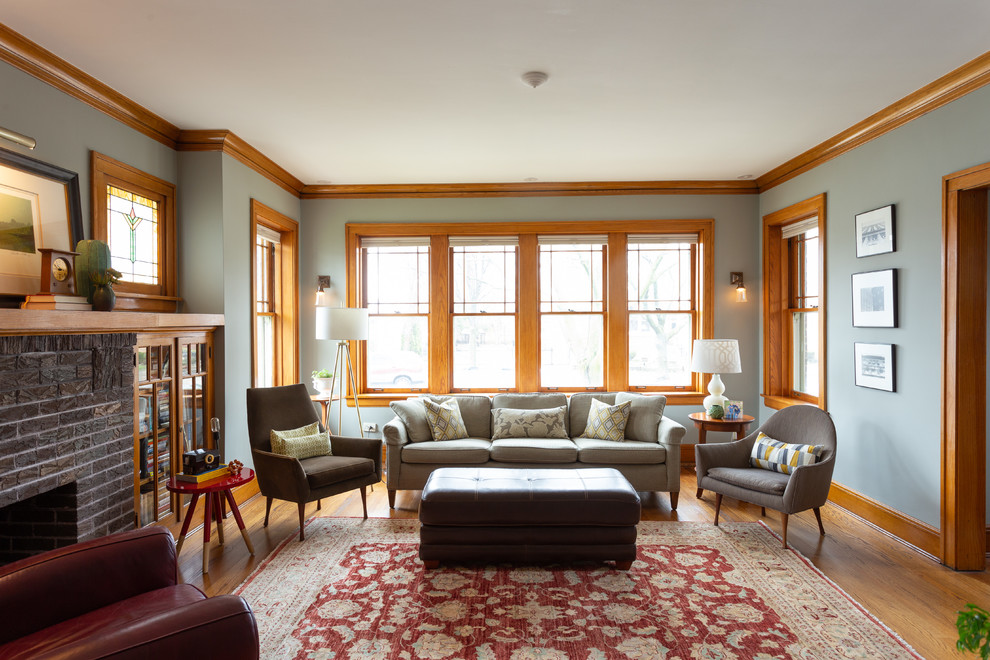 Rustikales Wohnzimmer mit braunem Holzboden und braunem Boden in Chicago