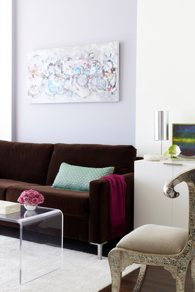 На фото: маленькая открытая гостиная комната в современном стиле с телевизором на стене, фиолетовыми стенами, темным паркетным полом и коричневым полом без камина для на участке и в саду