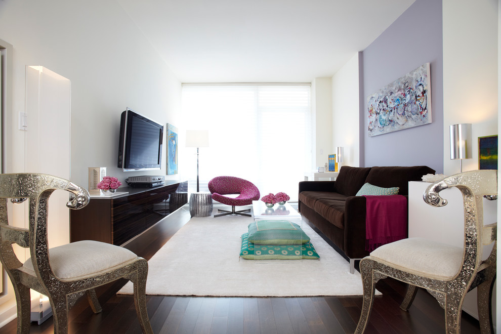 Ejemplo de salón abierto actual pequeño sin chimenea con televisor colgado en la pared, paredes púrpuras, suelo de madera oscura y suelo marrón