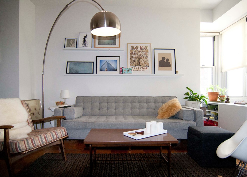 Exemple d'un petit salon rétro ouvert avec un mur blanc, un sol en bois brun, un téléviseur indépendant et un sol marron.